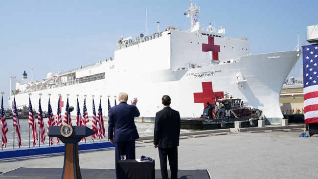 Trump, USNS Comfort hastane gemisini New York’a yolcu ederken. Foto: Reuters.